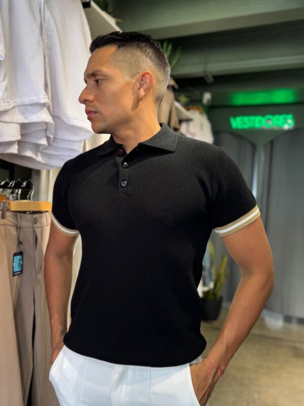 CAMISA TEJIDA NEGRA BORDES CAQUI