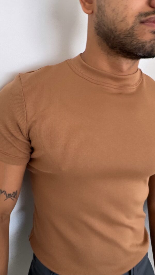 CAMISETA SLIM FIT CAFÉ