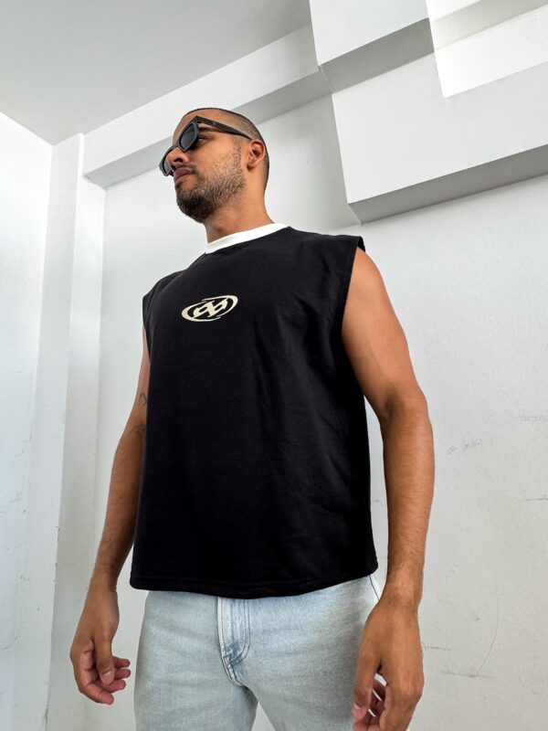 CAMISETA SIN MANGA NEGRA