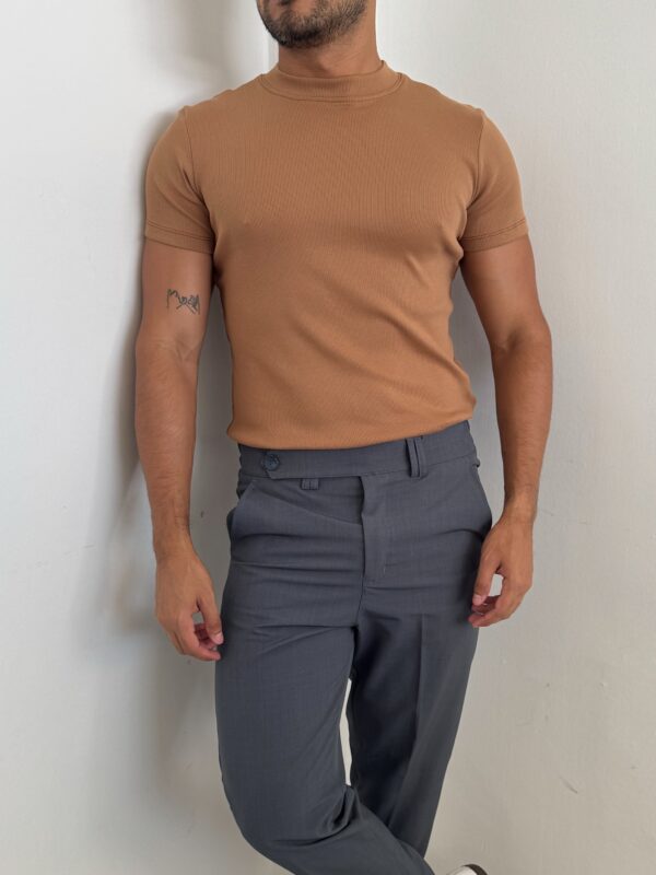 CAMISETA SLIM FIT CAFÉ