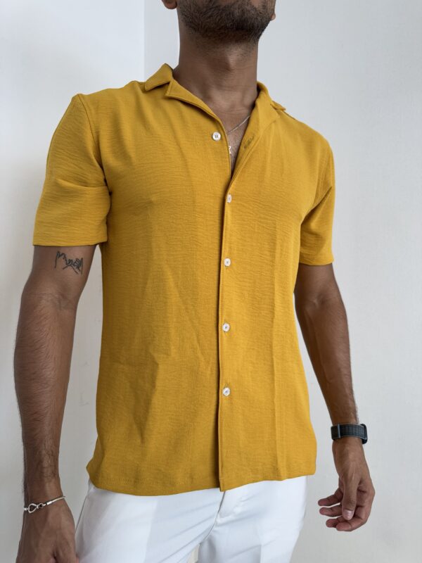 CAMISA CUELLO CUBANO MOSTAZA