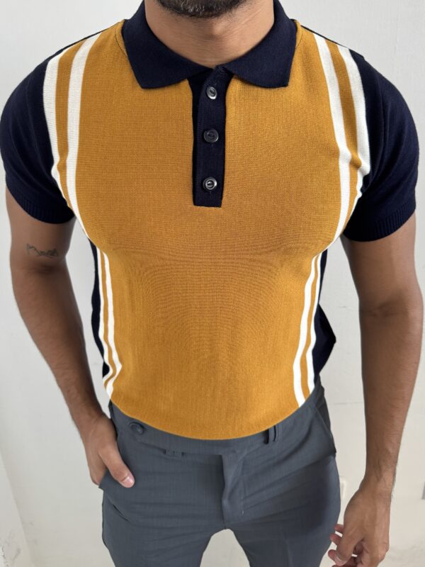 CAMISA TEJIDA MOSTAZA HOMBROS AZUL