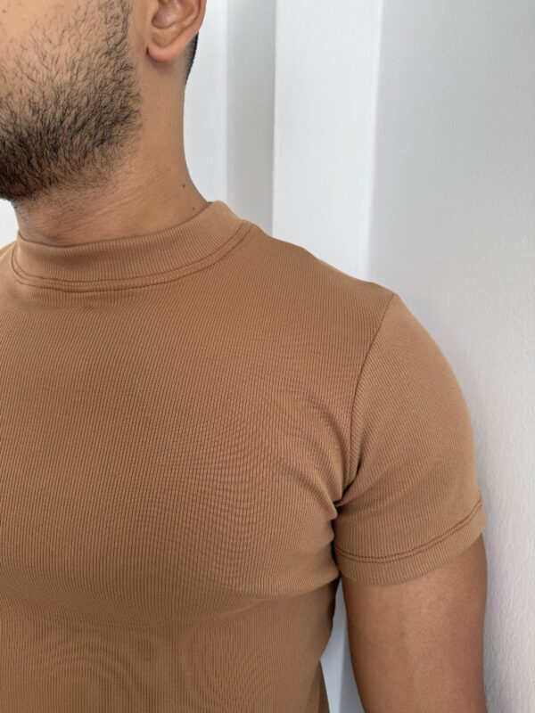 CAMISETA SLIM FIT CAFÉ