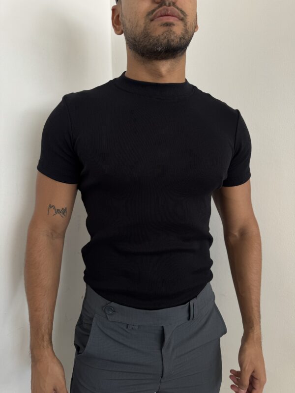 CAMISETA SLIM FIT NEGRA
