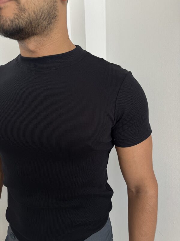 CAMISETA SLIM FIT NEGRA