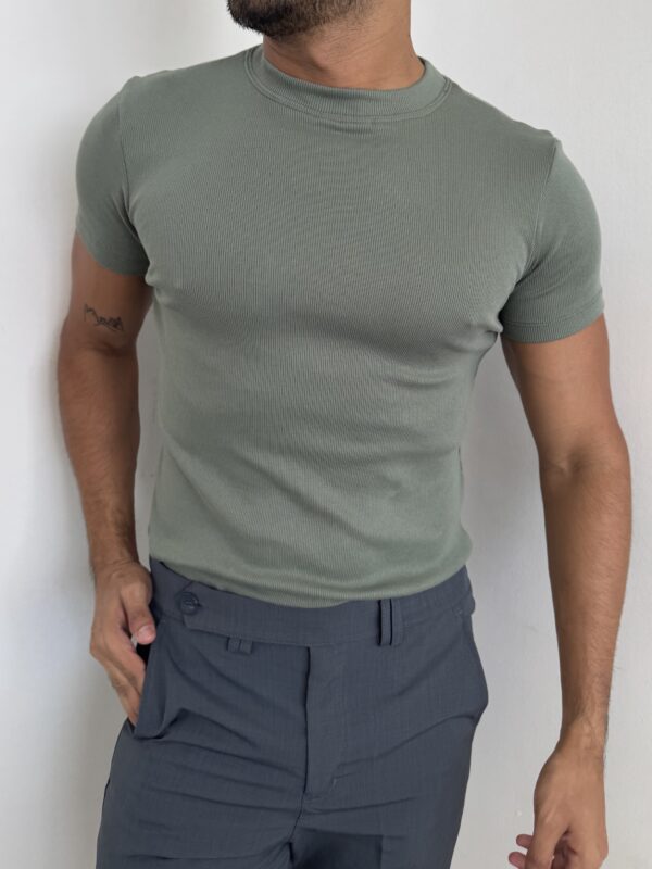 CAMISETA SLIM FIT VERDE