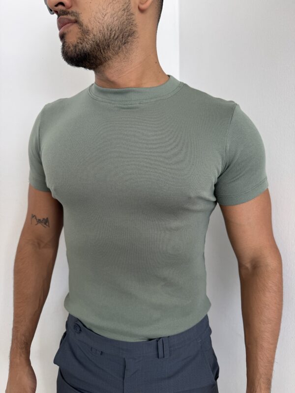 CAMISETA SLIM FIT VERDE