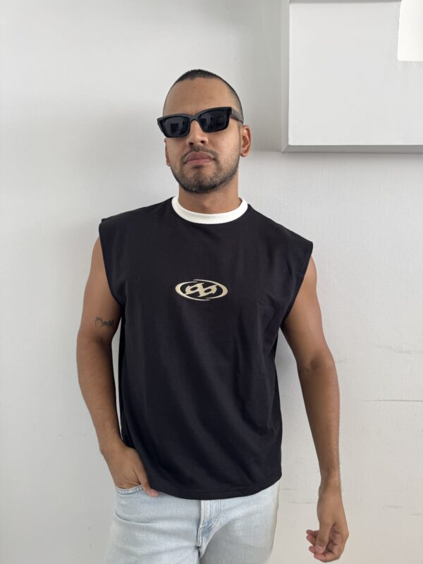 CAMISETA SIN MANGA NEGRA