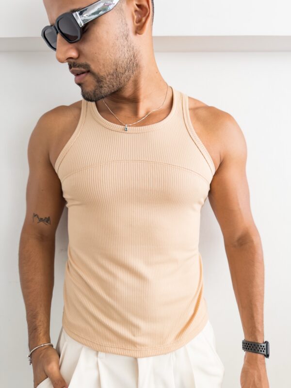 CAMISETA BÁSICA CON CORTE