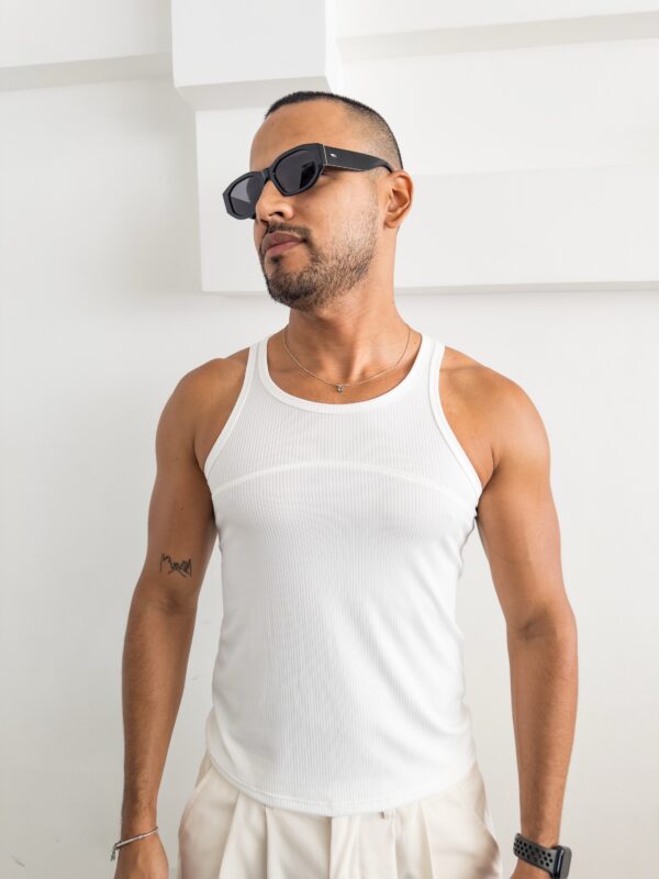 CAMISETA BÁSICA CON CORTE BLANCA