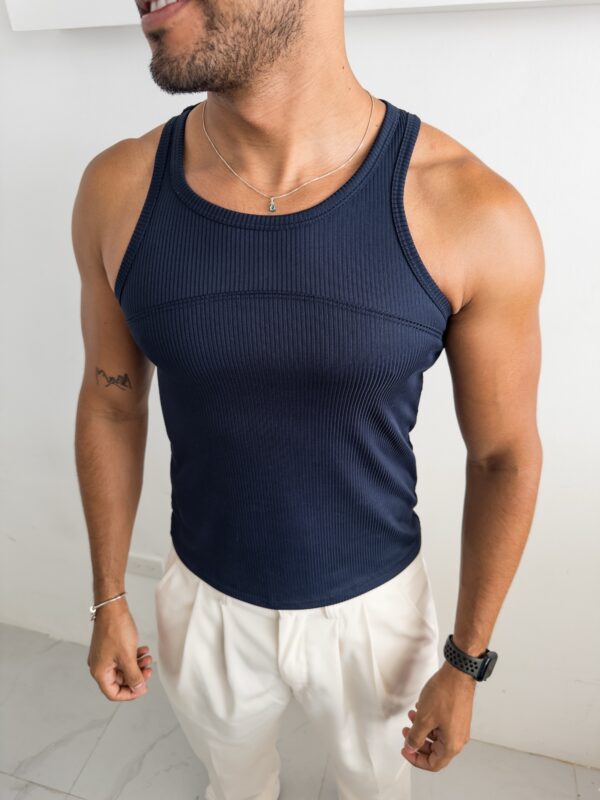 CAMISETA BÁSICA CON CORTE AZUL