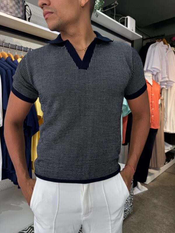 CAMISA TEJIDA CUELLO V AZUL MARINO