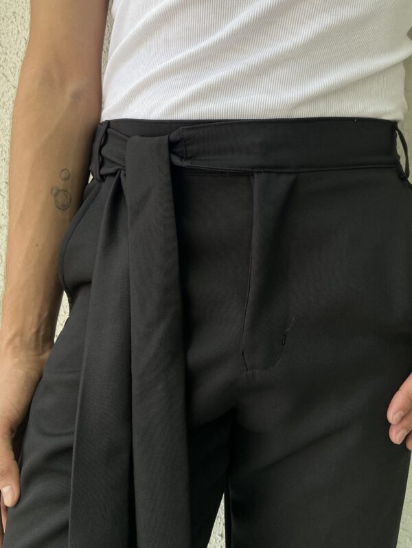 PANTALON CON TIRA NEGRO