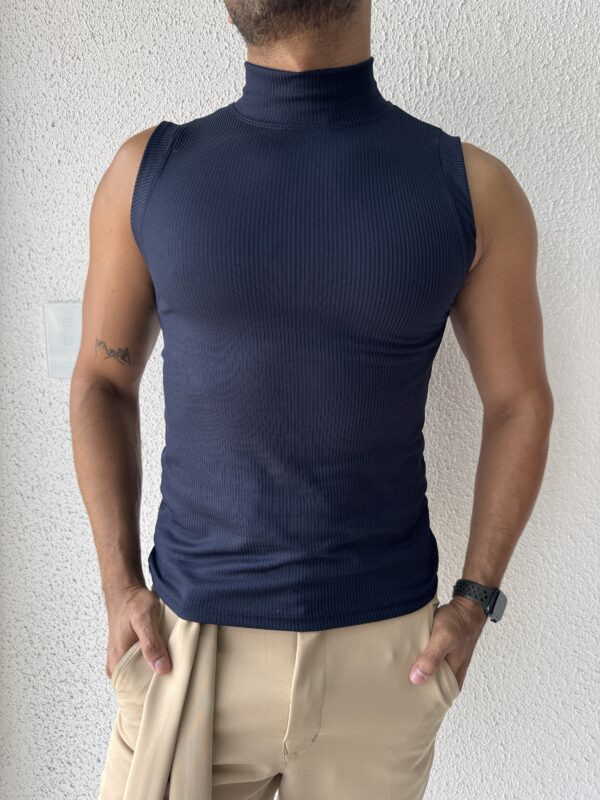 CAMISETA BÁSICA CON CUELLO AZUL