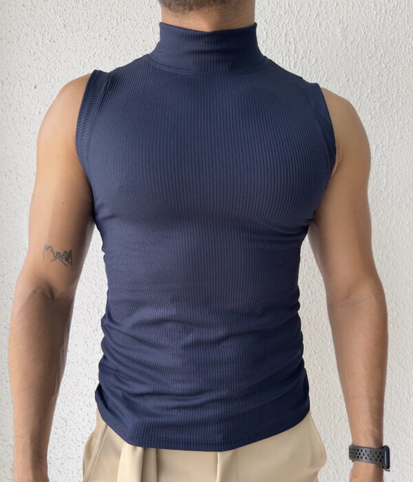 CAMISETA BÁSICA CON CUELLO AZUL