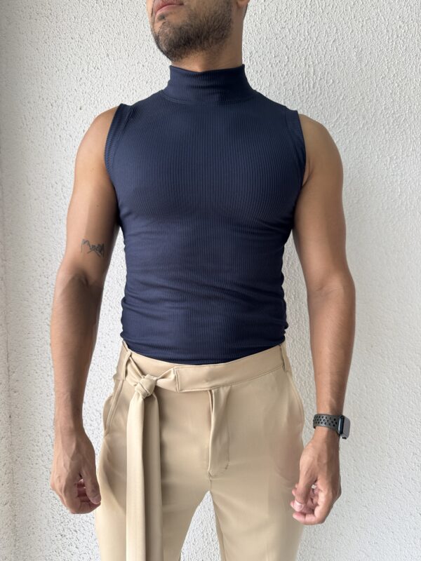 CAMISETA BÁSICA CON CUELLO AZUL