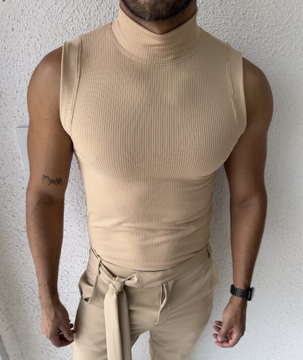 CAMISETA BÁSICA CON CUELLO CREMA
