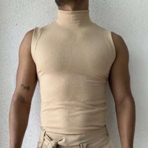 CAMISETA BÁSICA CON CUELLO CREMA