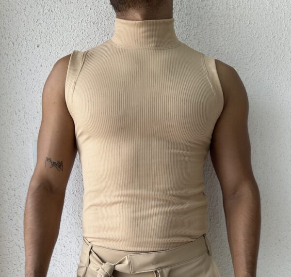 CAMISETA BÁSICA CON CUELLO CREMA