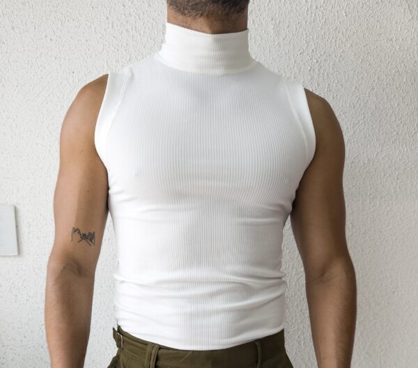 CAMISETA BÁSICA CON CUELLO BLANCA