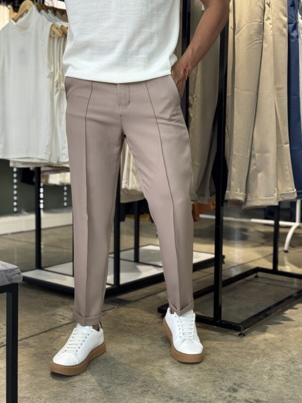 PANTALON PRETINA NORMAL CON LÍNEA CHOCOLATE
